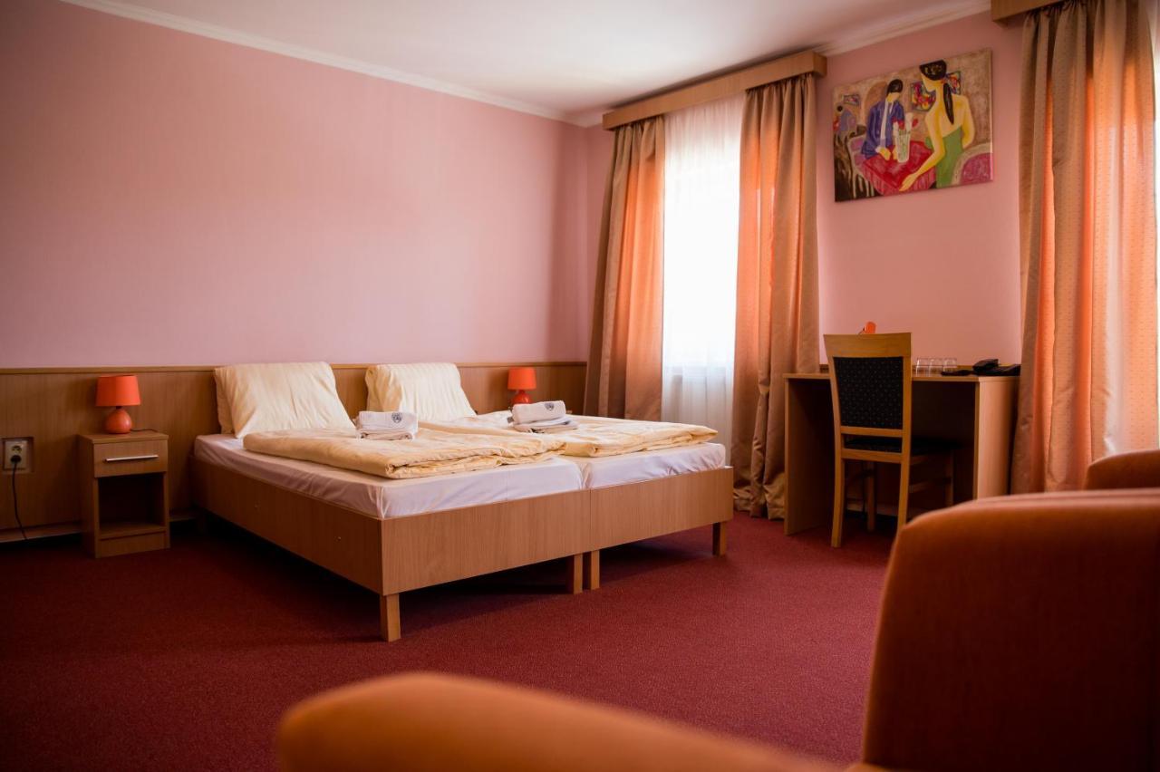 Hotel Clavis Lučenec Exterior foto